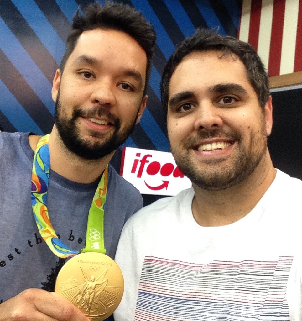 William Arjona e Mário Alaska durante o programa 98 Futebol Clube com a medalha de ouro da Rio 2016