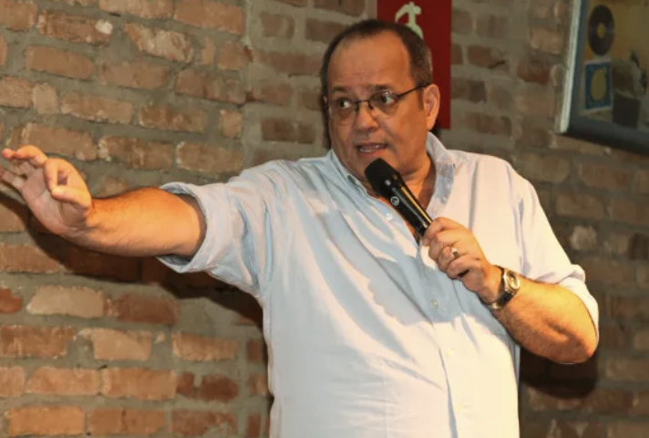 Paulo Carvalho convidado do podcast Tomei Gosto fazendo stand up comedy em BH